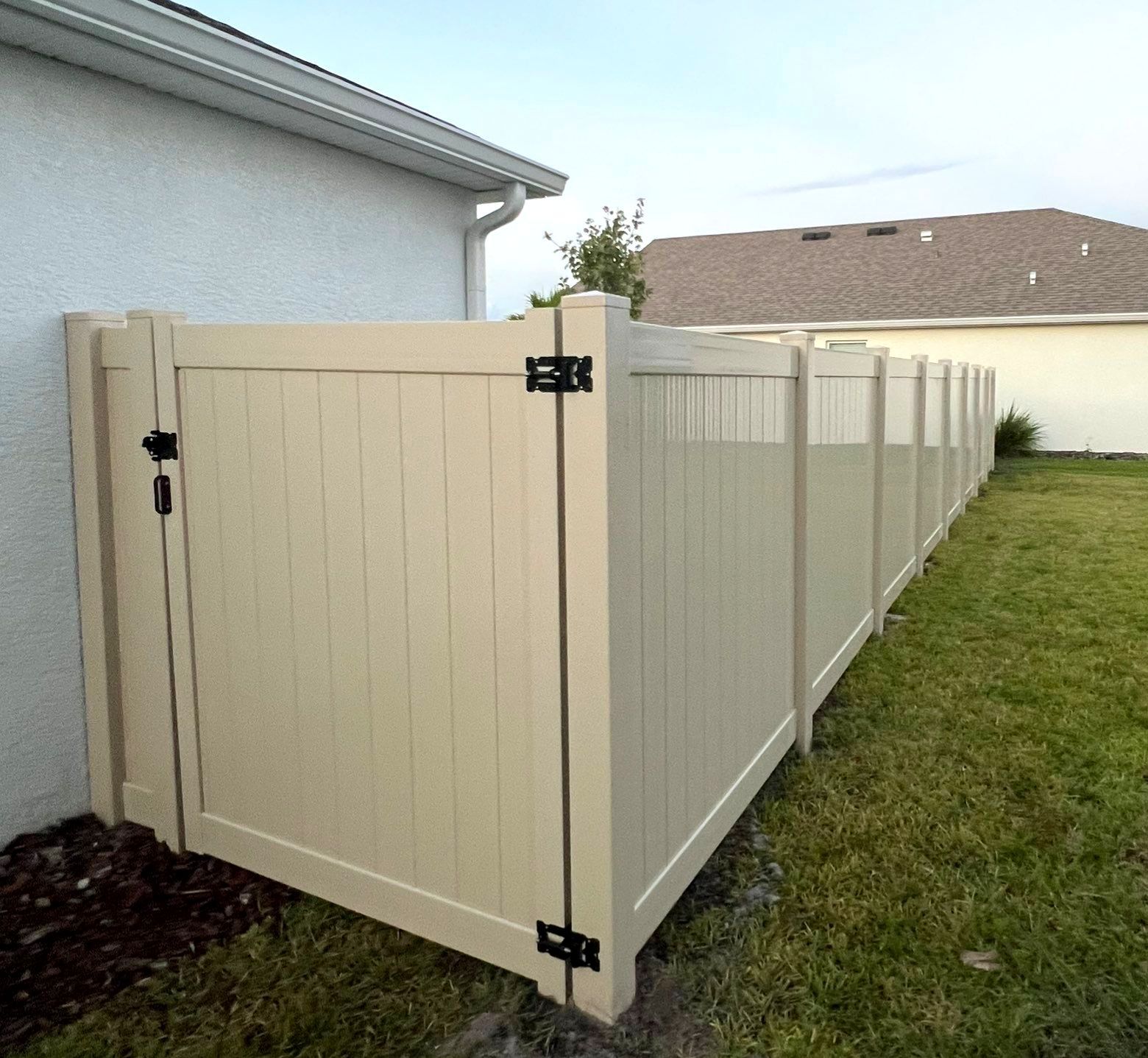 VINYL PRIVACY FENCE - 6FT - TAN