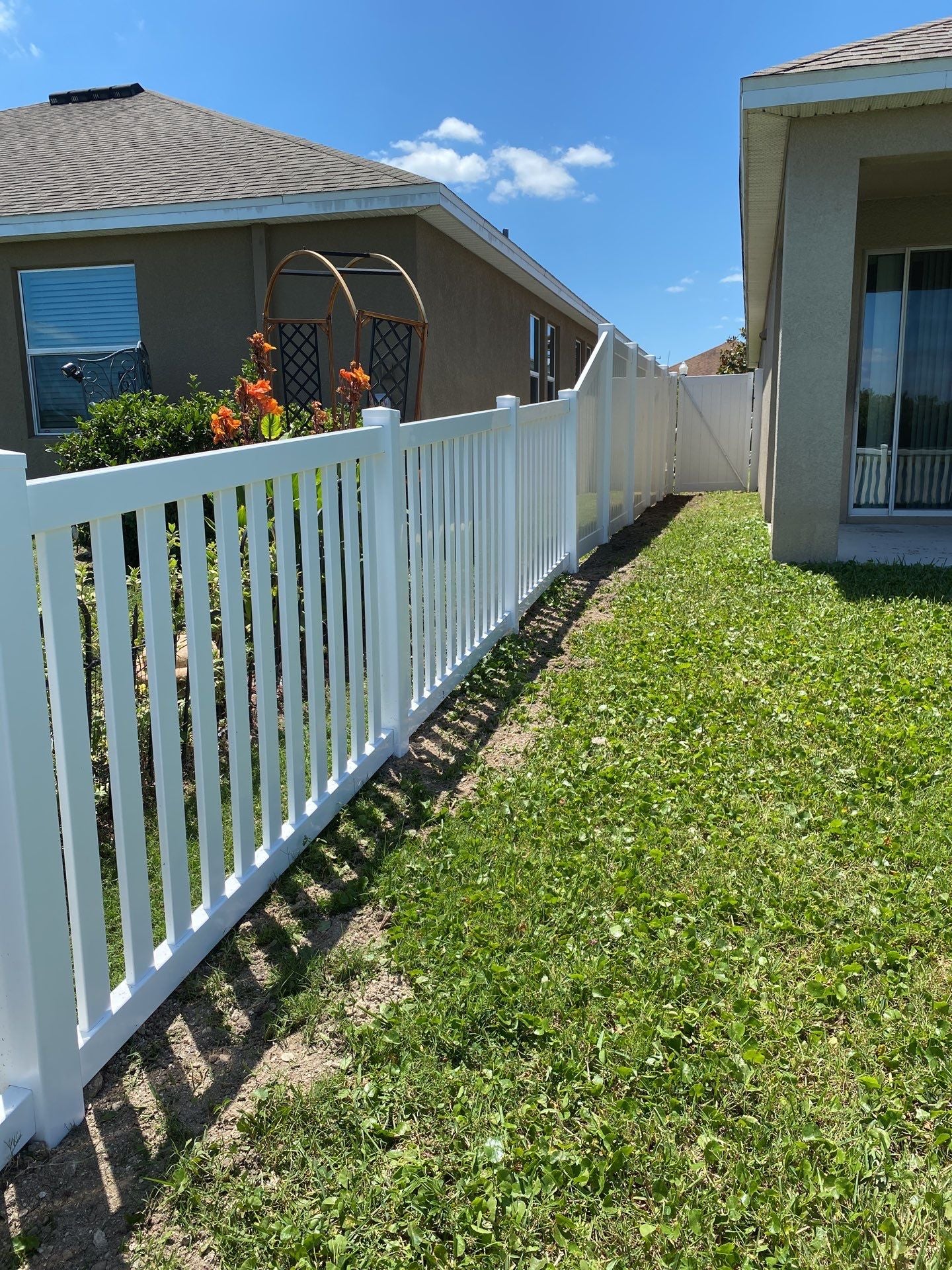 Vinyl Picket Fence Contemporary Close Top | 4ft High | 2 Rail Pool Code