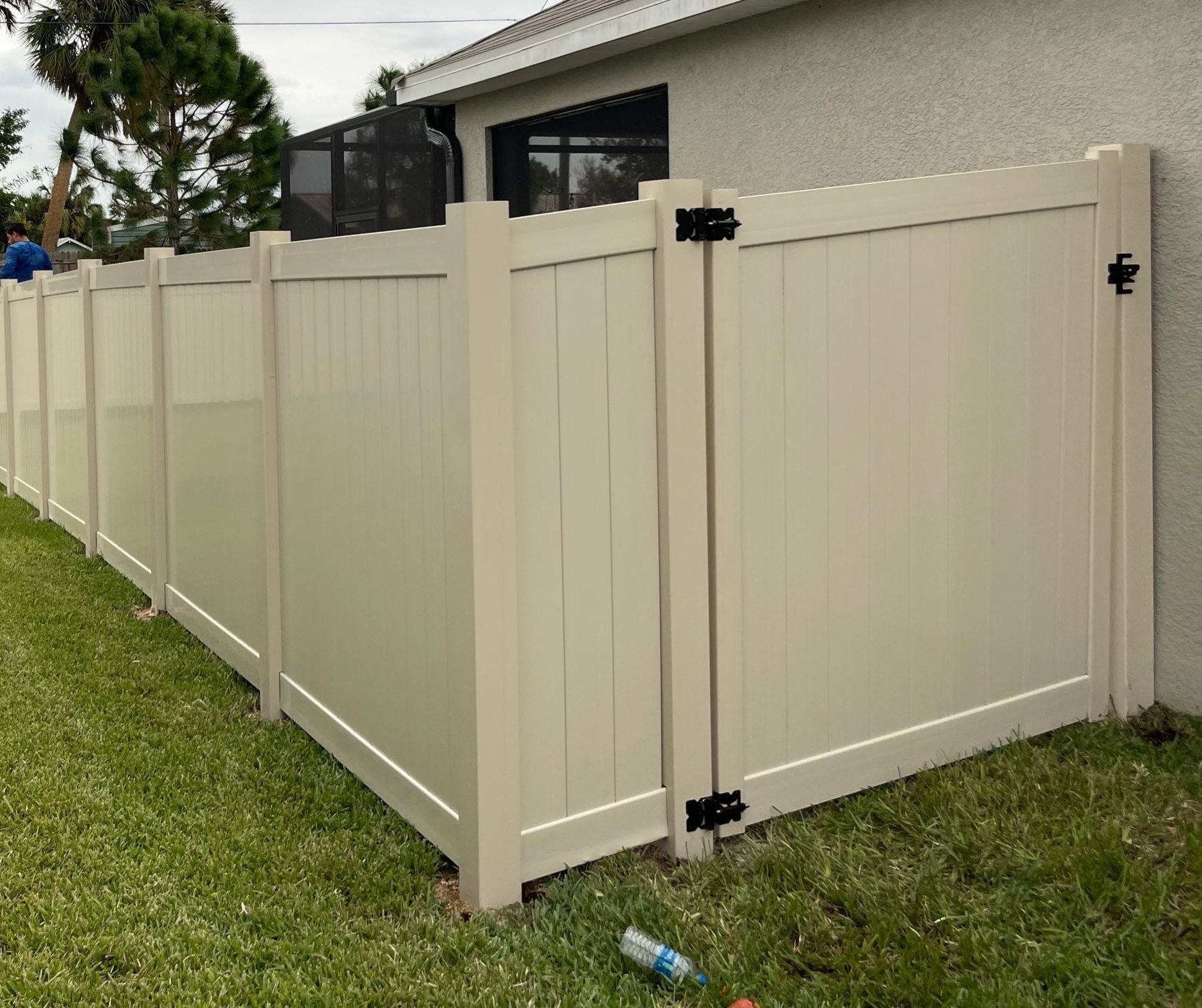 VINYL PRIVACY FENCE - 6FT - TAN