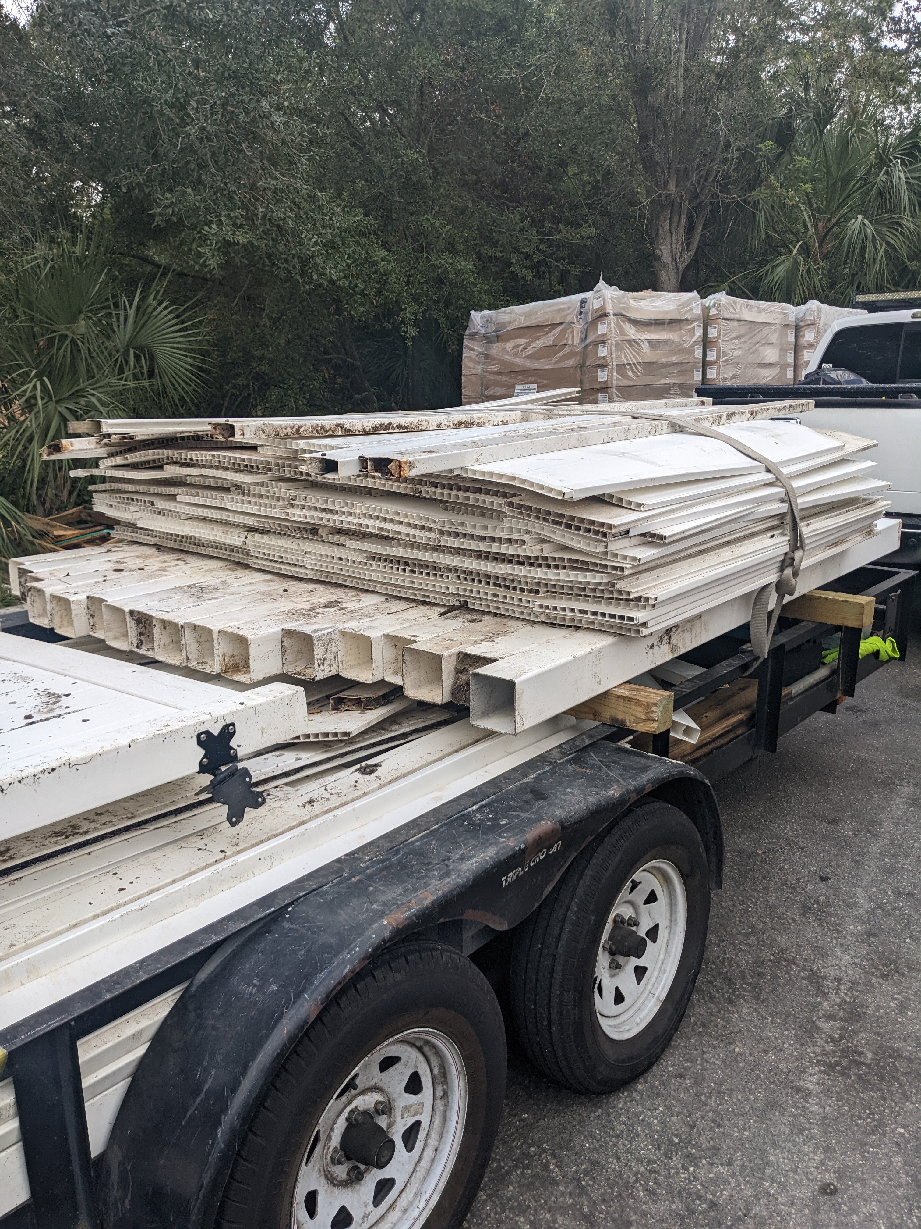 Used 6ft x 8ft White Vinyl Panels and Posts (Pallet Lot #157 Approx 22 Panels & Posts