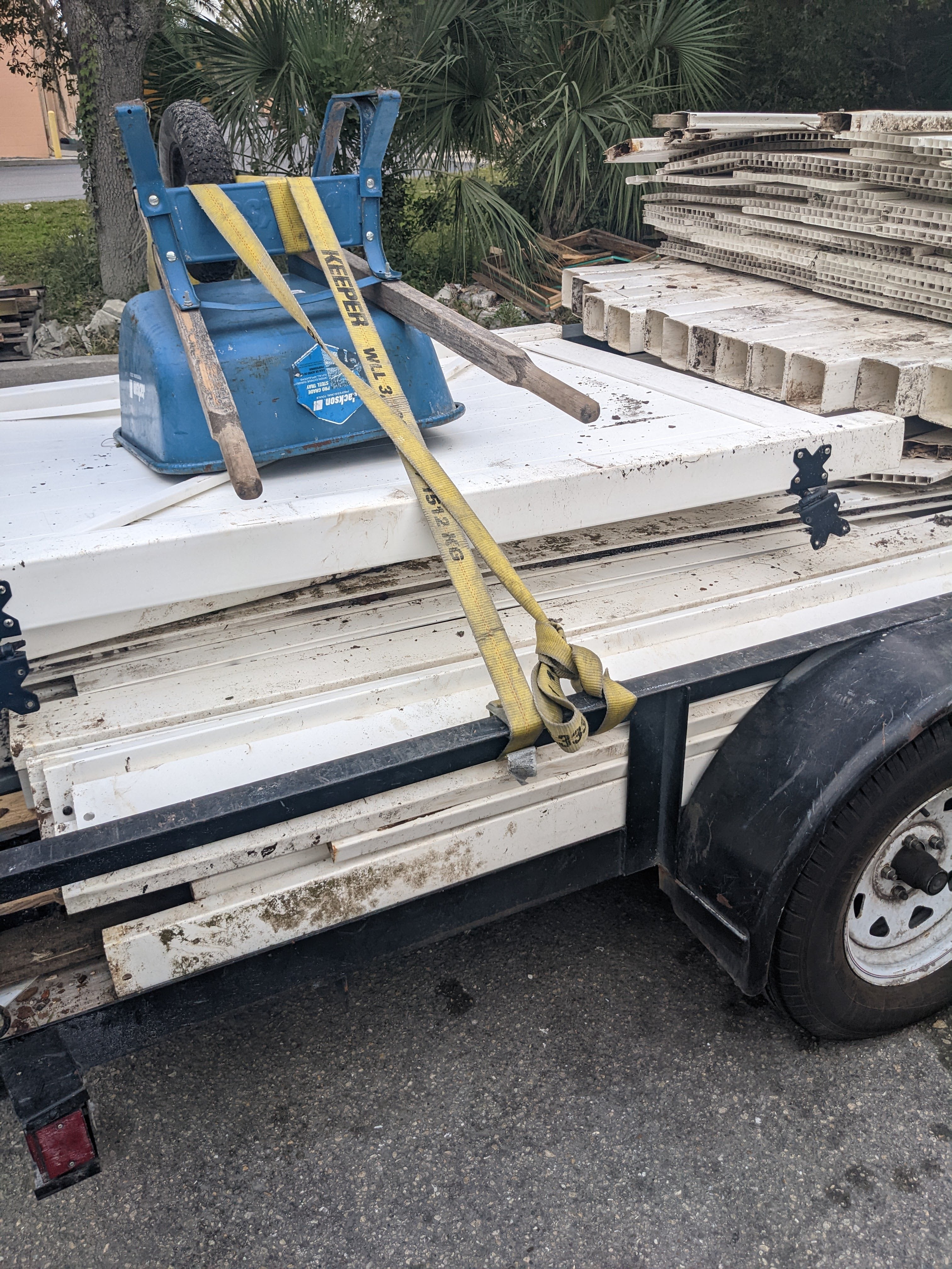 Used 6ft x 8ft White Vinyl Panels and Posts (Pallet Lot #157 Approx 22 Panels & Posts