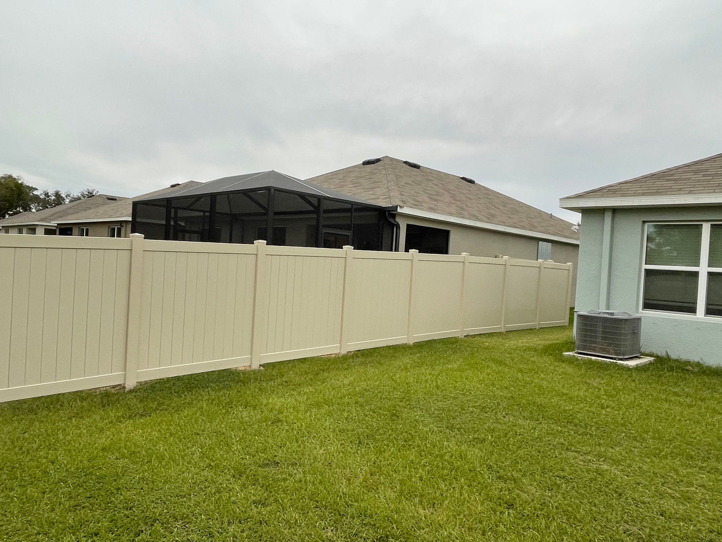 VINYL PRIVACY FENCE - 6FT - TAN