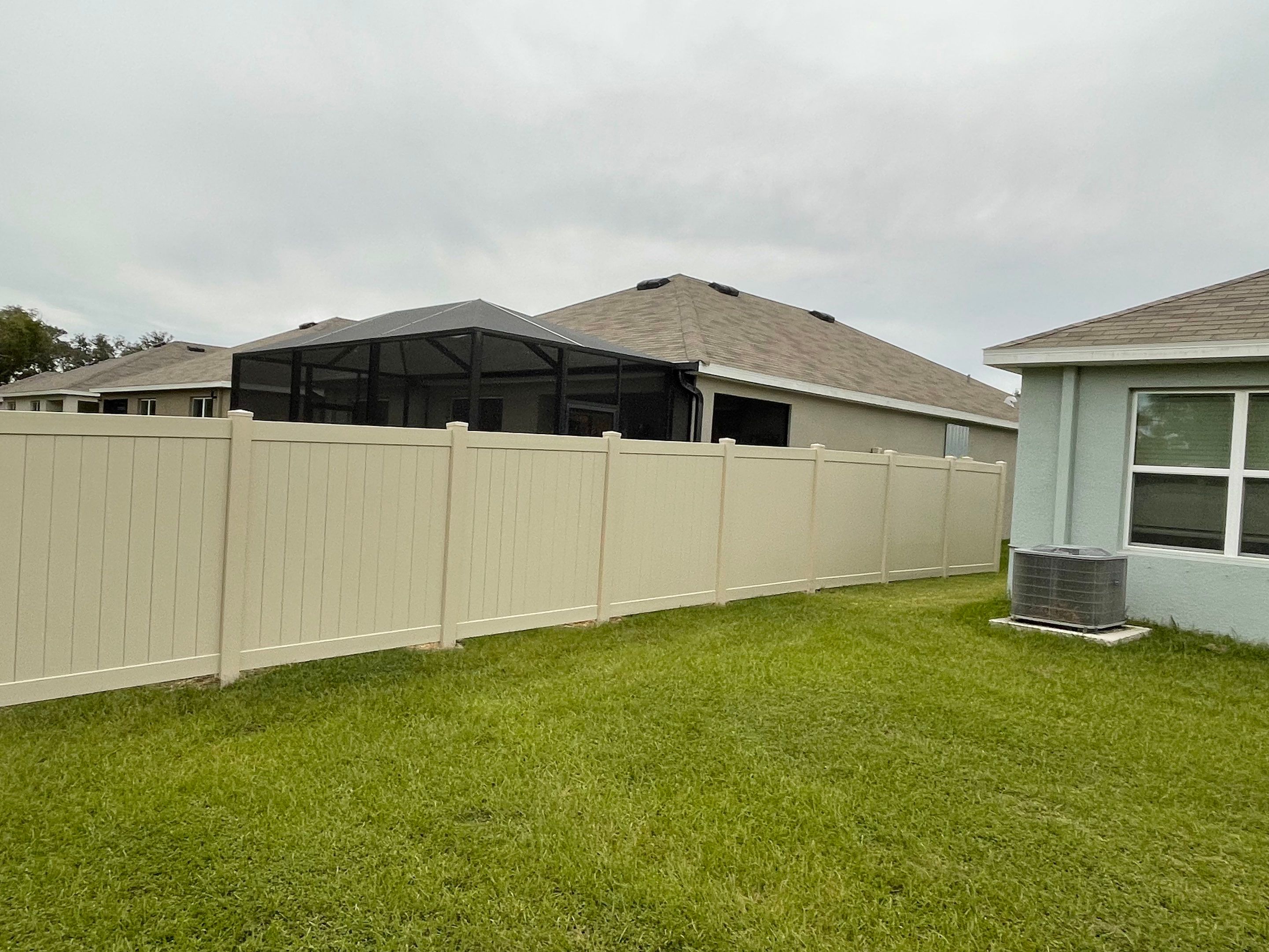 VINYL PRIVACY FENCE - 6FT - TAN